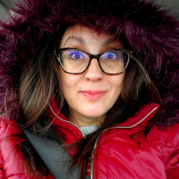 Meet your Posher, Hollie - Picture 1 of 1